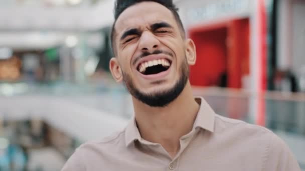 Portret zabawny szczęśliwy Latynoski Indianin brodaty człowiek arabski mężczyzna śmiejący się głośno szczery uśmiech patrząc w kamerę wewnątrz uśmiechnięty śmiech bawiący wesoły śmiech reakcja na humorystyczny żart. Wysoka - Materiał filmowy, wideo