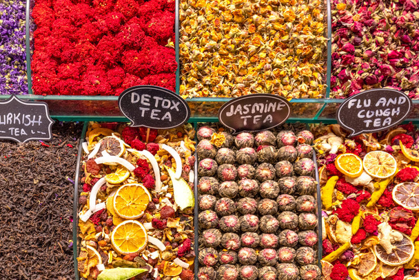 Turkki, Istanbul Spice Bazaar, osa kuuluisaa Grand Bazaaria Fatihin alueella. - Valokuva, kuva