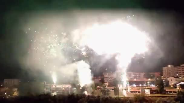Benevento, Kampanien, Italien - 3. Juli 2022: Feuerwerk am Ende des Festes der Madonna delle Grazie am Ufer des Flusses Calore - Filmmaterial, Video