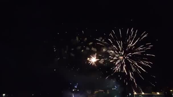 Benevento, Campania, Itália - 3 de julho de 2022: Fogos de artifício no final da Festa da Madonna delle Grazie à beira do rio Calore - Filmagem, Vídeo