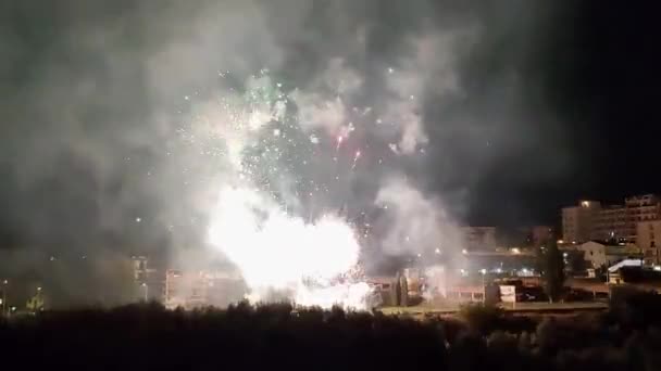 Беневенто, Кампания, Италия - 3 июля 2022 года: Фейерверк в конце праздника Мадонна делле Граци на берегу реки Калоре - Кадры, видео