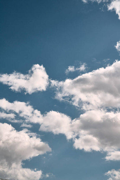 Sininen taivas pilvissä aurinkoisena päivänä. Abstrakti luonnollinen tausta. Vapauden ja huolellisuuden käsite - Valokuva, kuva