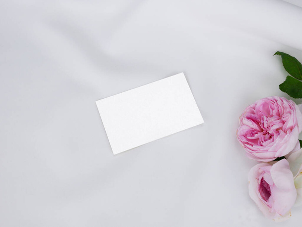 Mockup Top view white blank space card, for Name card, Business card, on white cloth background. with clipping path - Foto, afbeelding
