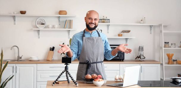 Fiatal férfi blogger felvétel videó főzés közben a konyhában - Fotó, kép