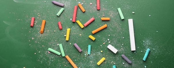 Pezzi di gesso colorato sulla lavagna della scuola, vista dall'alto - Foto, immagini