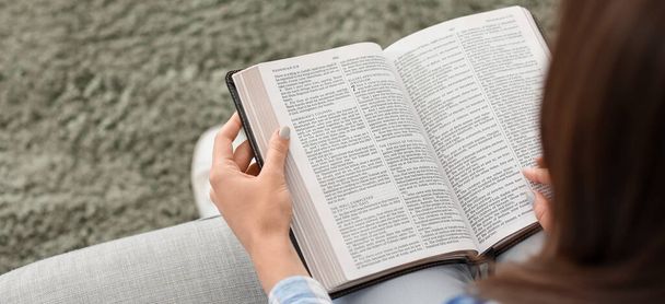 Giovane donna che legge la Bibbia a casa - Foto, immagini