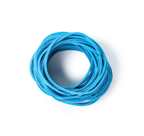 Egy halom kék gumiszalag fehér alapon - Fotó, kép