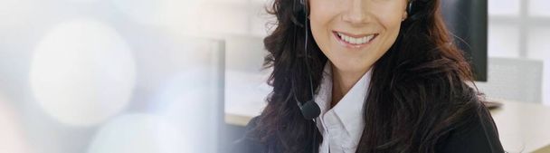 Call center lub agent obsługi klienta w poszerzonym widoku baner noszenie słuchawki podczas pracy w biurze w celu wsparcia zdalnego klienta lub kolegi w rozmowie telefonicznej wideokonferencji - Zdjęcie, obraz