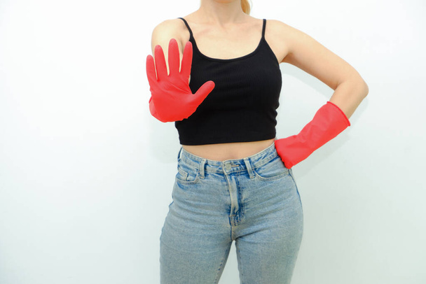 Femme de ménage avec des gants en caoutchouc rouge sur un fond blanc. Gant rouge pour nettoyer une main féminine. Le concept de propreté. - Photo, image