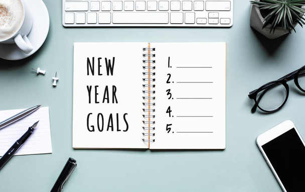 Año nuevo metas conceptos con texto en bloc de notas y accesorios de oficina.Gestión empresarial, Inspiración a las ideas de éxito - Foto, Imagen