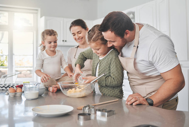 Снимок семьи, пекущей вместе на кухне. - Фото, изображение