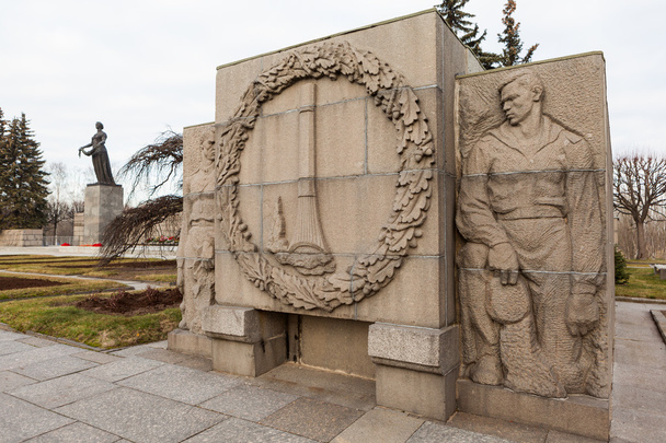 Anıt "Vatan", mimari ve heykel topluluğu sonunda duvardaki kısma. Piskaryovskoye Memorial mezarlığı. Saint Petersburg. - Fotoğraf, Görsel