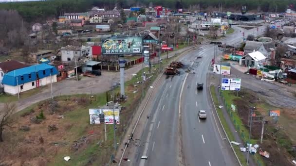 Hostomel, Kyev bölgesi Ukrayna - 09.04.2022: Yol manzarası ve Rus işgalcilerin imha ekipmanları. Tanklar, zırhlı personel taşıyıcılar yandı ve yok edildi. Ukrayna 'da Savaş. - Video, Çekim