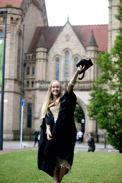 Retrato de una mujer feliz en su día de graduación en la universidad. Educación y personas. - Foto, Imagen