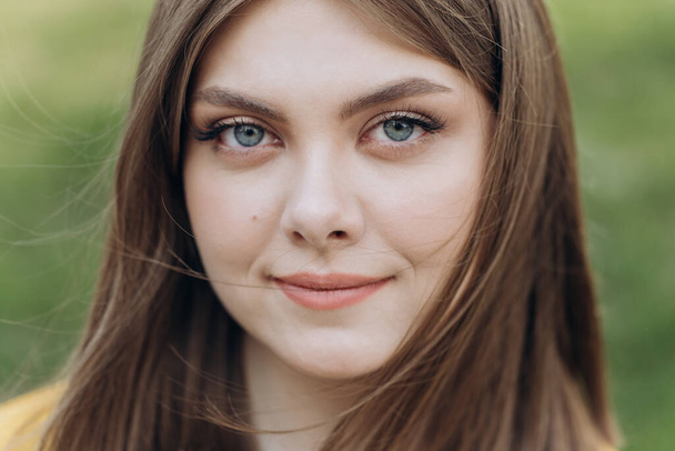 Front close up of caucasian woman, beautiful young human face with white skin, smile look at camera open and confident. Portrait of caucasian european lady - Foto, immagini