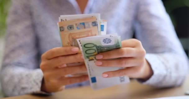 Vrouw telt geld in contanten eurobankbiljetten. Winstinkomen en gezinsbudgetconcept - Video