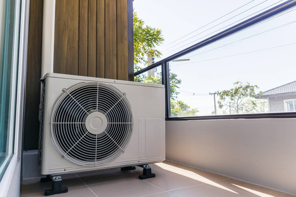 Klimatyzacja zewnętrzna jednostka sprężarki na zewnątrz domu - Zdjęcie, obraz