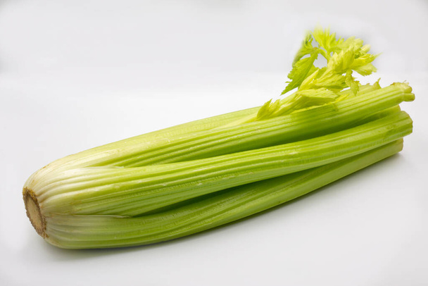 Čerstvé zelené petiole celer na bílém pozadí - Fotografie, Obrázek