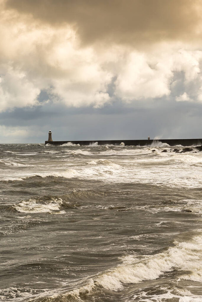 Mirando a través de King Edwards Bay en los mares agitados en un día nublado en Tynemouth, Inglaterra - Foto, Imagen