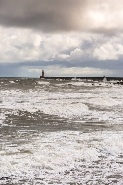 Κοιτάζοντας τον κόλπο του Βασιλιά Έντουαρντς στις φουρτουνιασμένες θάλασσες μια συννεφιασμένη μέρα στο Τάινμουθ της Αγγλίας - Φωτογραφία, εικόνα