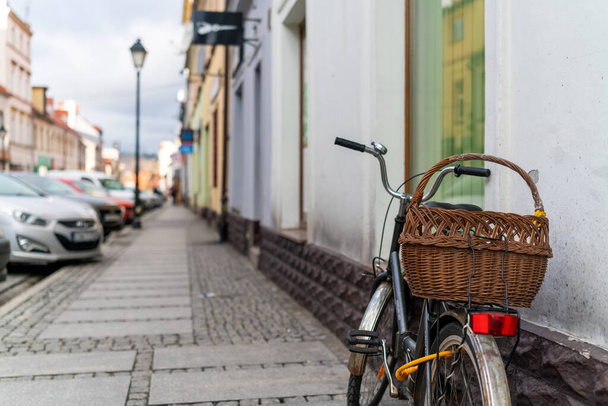 Journal dans un panier à vélos garé près d'un mur d'une ancienne maison à Swiebodzice, Pologne - Photo, image
