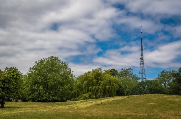 Arkasında sinyal istasyonu olan Crystal Palace Parkı, Bromley, Londra, İngiltere - Fotoğraf, Görsel