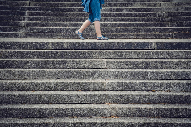 Nogi kobiety spacerującej latem między betonowymi schodami w Crystal Palace Park - Zdjęcie, obraz