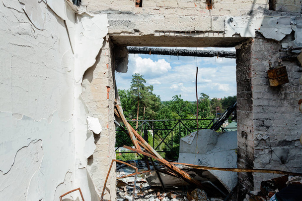 destroyed apartments in Irpen from the war with the Russians - 写真・画像