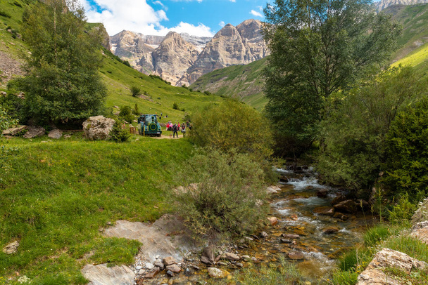 З'їзд гірського поїзда до Пантікоси з долини річки Ріпера з туристами Піренеями. - Фото, зображення