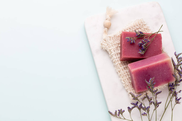 Handmade natural soap on pastel background. - Foto, afbeelding
