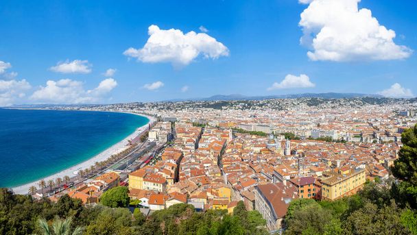 Frankreich, Panorama-Skyline des historischen Zentrums von Nizza und azurblaue Strände entlang der Promenade des Anglais. - Foto, Bild