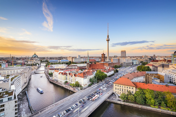 Βερολίνο, Γερμανία ξεφάντωμα ποταμός στον ορίζοντα - Φωτογραφία, εικόνα