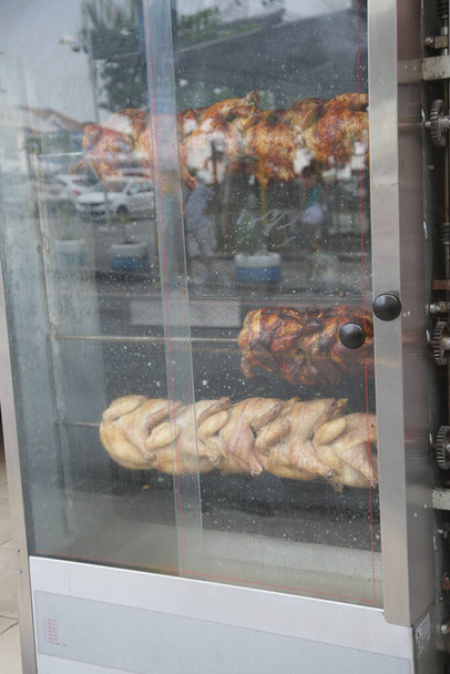 salvador, bahia, Brazílie - janeiro 1, 2022: Kuřecí pečicí stroj je vidět na ulici v Salvadoru. - Fotografie, Obrázek
