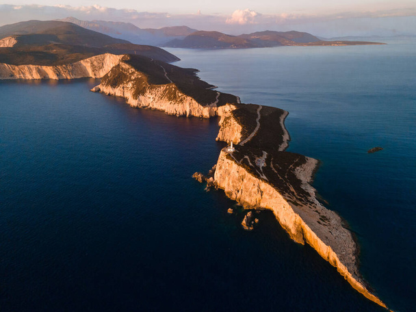 崖の上のレフカダ島灯台の空中写真 - 写真・画像