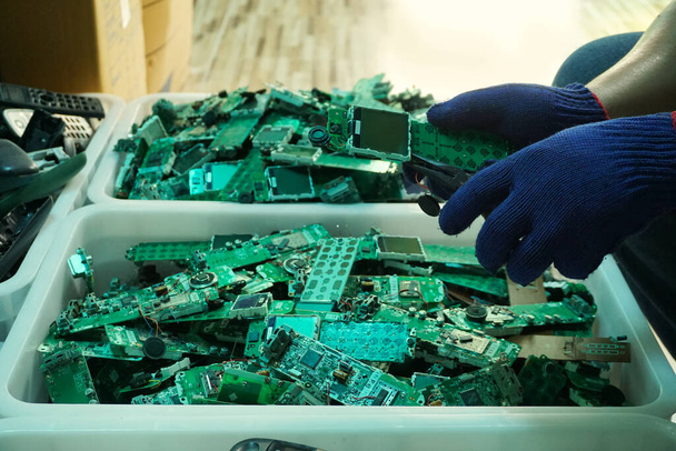 Onderdelen van telefoonprintplaten worden in de fabriek gedemonteerd als elektronisch afval.. - Foto, afbeelding