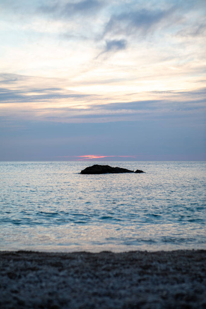 ギリシャの海の上の夕日ポルト・カジキの夏の風景 - 写真・画像