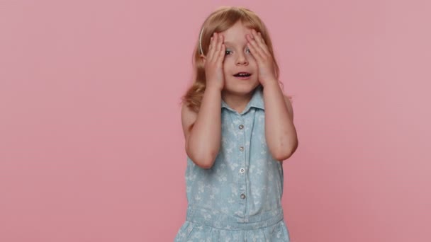 Oh my God, Wow. Young preteen child girl kid looking surprised at camera with big eyes, shocked by sudden victory, game winning lottery goal achievemen good news. Toddler children on pink background - Video, Çekim
