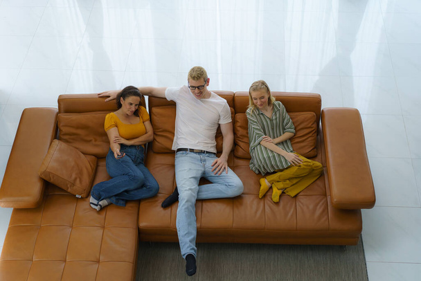 Top pohled na kavkazskou šťastnou rodinu, jak sedí a dívá se na televizi v obývacím pokoji doma a tráví spolu kvalitní čas na aktivitu v den dovolené, dovolenou, štěstí nebo životní styl - Fotografie, Obrázek