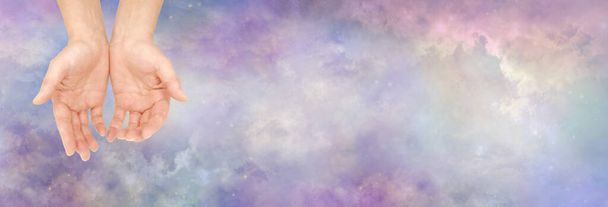 Hledání kosmické vedení a posílání vzdáleného léčení- ženské pohár ruce proti nebeské kosmické krásné široké nebeské pozadí s kopírovacím prostorem - Fotografie, Obrázek