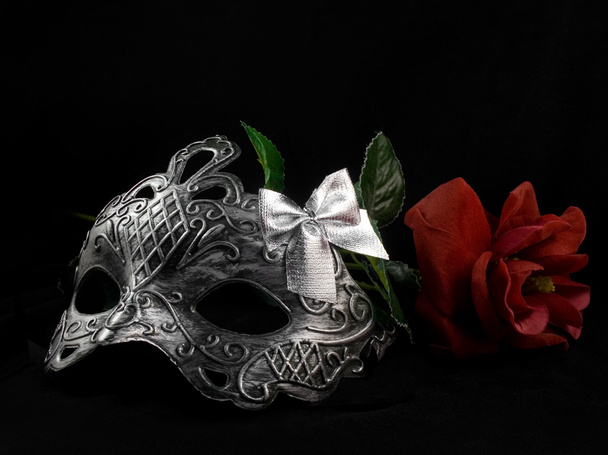 Μάσκα και τριαντάφυλλο - Φωτογραφία, εικόνα