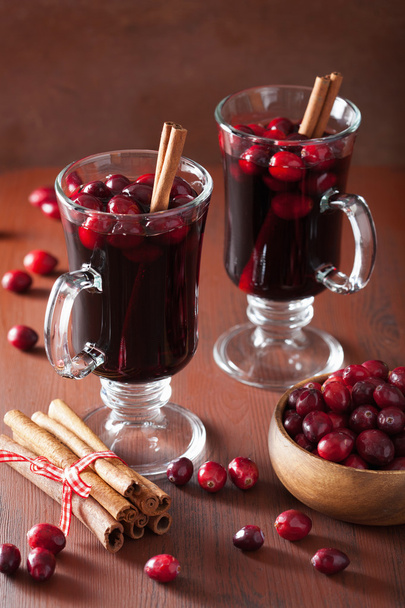 glas glühwein met cranberry en specerijen, winter drinken  - Foto, afbeelding