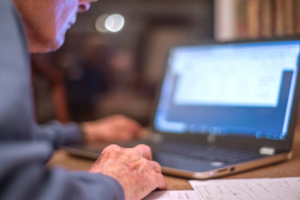 Staruszek od 93 lat ma problemy z korzystaniem z komputera, by sprawdzić finanse w sieci, co jest bardzo trudne dla starszych ludzi.. - Zdjęcie, obraz