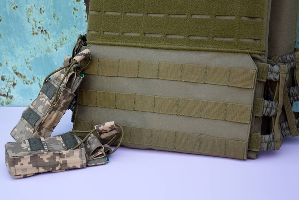 Armatura tattica militare con placche sullo sfondo di una recinzione arrugginita. Il concetto di proteggere il caso dagli spari. - Foto, immagini