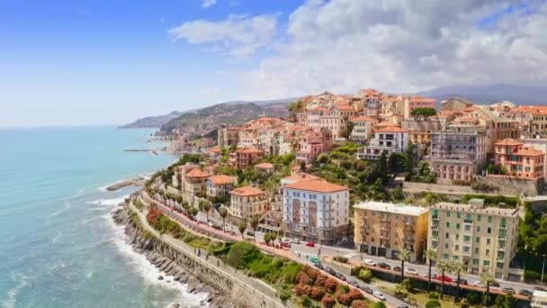 Maisema vieux Maurizio satama ylhäältä antenni horisonttiin näkymä Italian rannikolle Liguria ranta merimaisema resort kaupunki sijaitsee mäkinen alue historiallinen kaupunkiarkkitehtuuri moderni tieliikenne - Materiaali, video