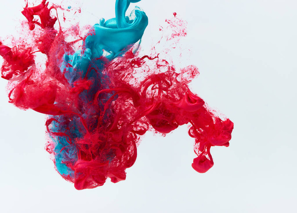 Tinta mixta de fondo abstracto dinámico con salpicadura de pintura acrílica en agua - Foto, Imagen