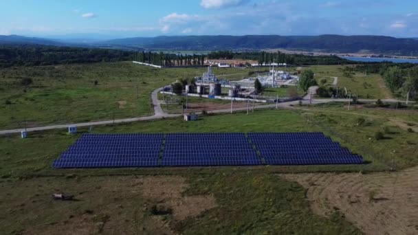 Napelemes fotovoltaikus panelek feletti légi felvétel vidéki környezetben - Felvétel, videó
