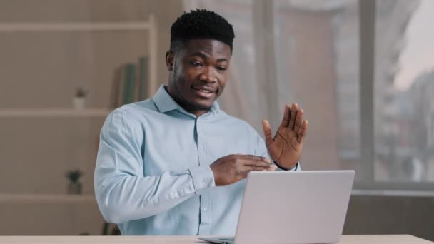 African American man σύμβουλος αρσενικό εκπαιδευτικός εμπειρογνώμονας ομιλία στο webcam δώσει συμβουλές υποστήριξη υπηρεσία υπολογιστών διδάσκουν εκπαιδευτικό webinar gesticulating εξηγήσει επιχειρηματικό σχέδιο σχέδιο με τα χέρια εικονικό χάρτη - Πλάνα, βίντεο