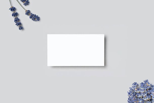 Mockup one cutaway, sconto, biglietto da visita su sfondo grigio minimalismo e fiori di lavanda con spazio copia. Modello per il design - Foto, immagini