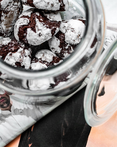 Chocolate crinkle cookie in a jar. Tasty sweets for coffee in bakery. Macro photo of cookie. - Foto, immagini