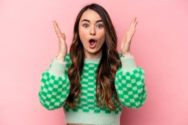 Young caucasian woman isolated on pink background surprised and shocked. - Fotoğraf, Görsel